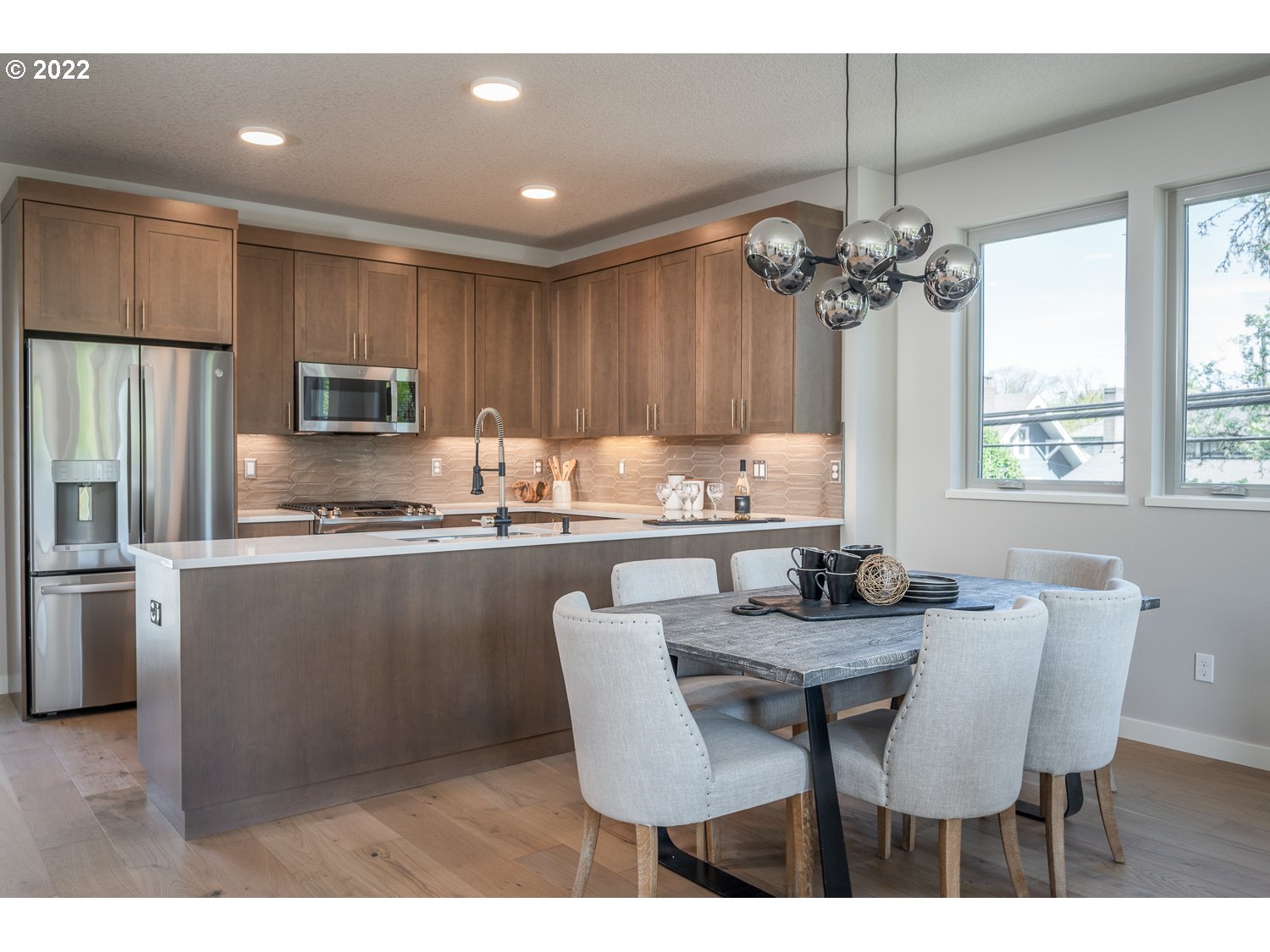 1175 Southeast Grant Street Portland, OR 97214 - Photo 9 of 32 a kitchen with granite countertop a table and chairs in it