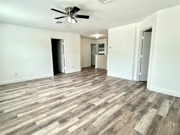 $2,000 | 529 West Metcalfe Street, Hutto, TX 78634