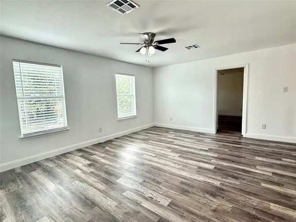 $2,000 | 529 West Metcalfe Street, Hutto, TX 78634