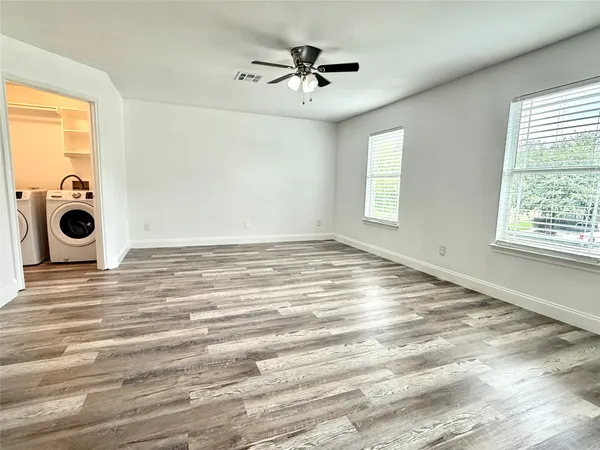 $2,000 | 529 West Metcalfe Street, Hutto, TX 78634