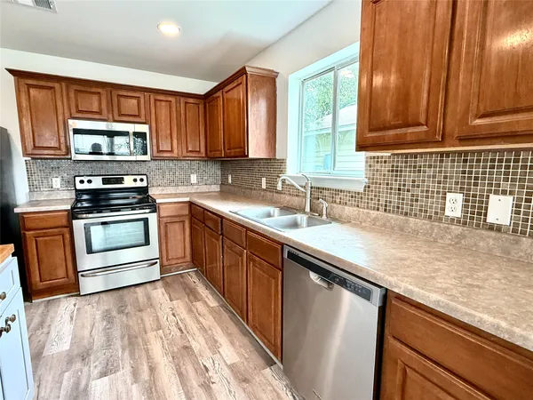 $2,000 | 529 West Metcalfe Street, Hutto, TX 78634