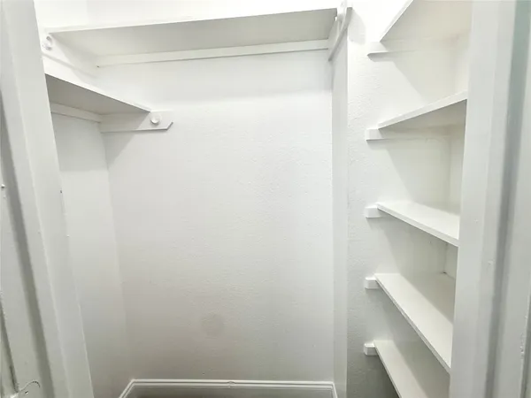 $2,000 | 529 West Metcalfe Street, Hutto, TX 78634