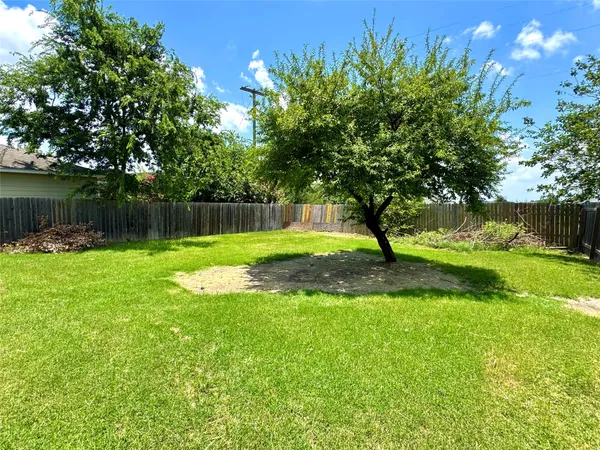 $2,000 | 529 West Metcalfe Street, Hutto, TX 78634