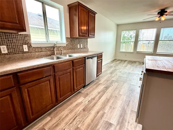 $2,000 | 529 West Metcalfe Street, Hutto, TX 78634