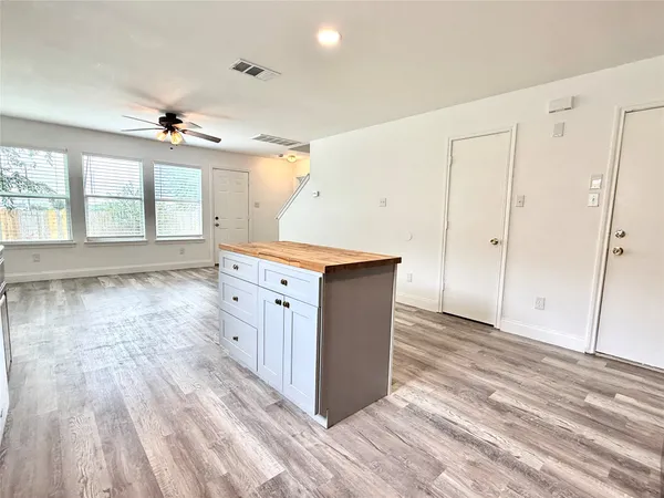 $2,000 | 529 West Metcalfe Street, Hutto, TX 78634