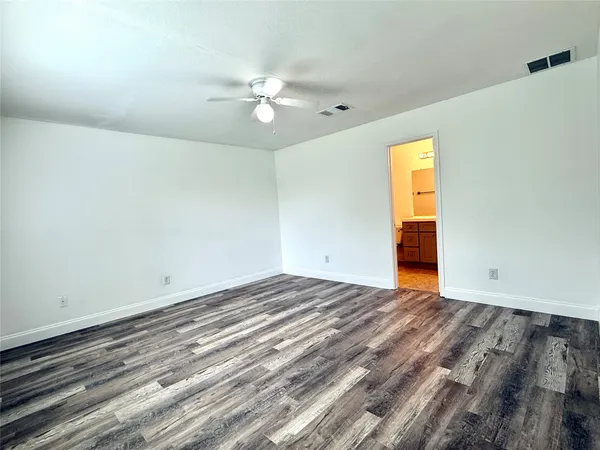 $2,000 | 529 West Metcalfe Street, Hutto, TX 78634