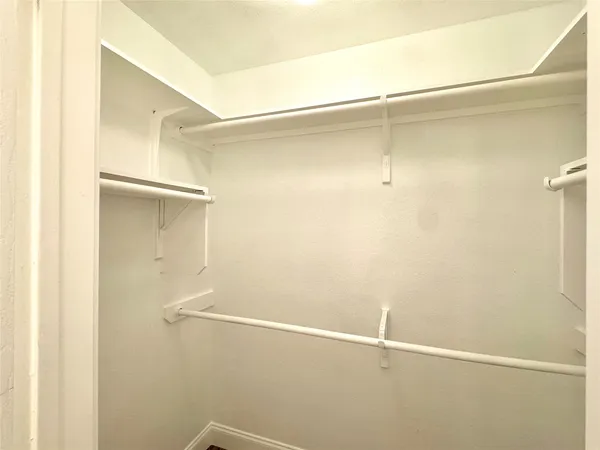 $2,000 | 529 West Metcalfe Street, Hutto, TX 78634