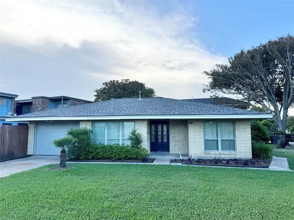 $2,450 | 102 Mechanic Street, Galveston, TX 77550