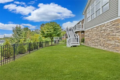 a view of a back yard