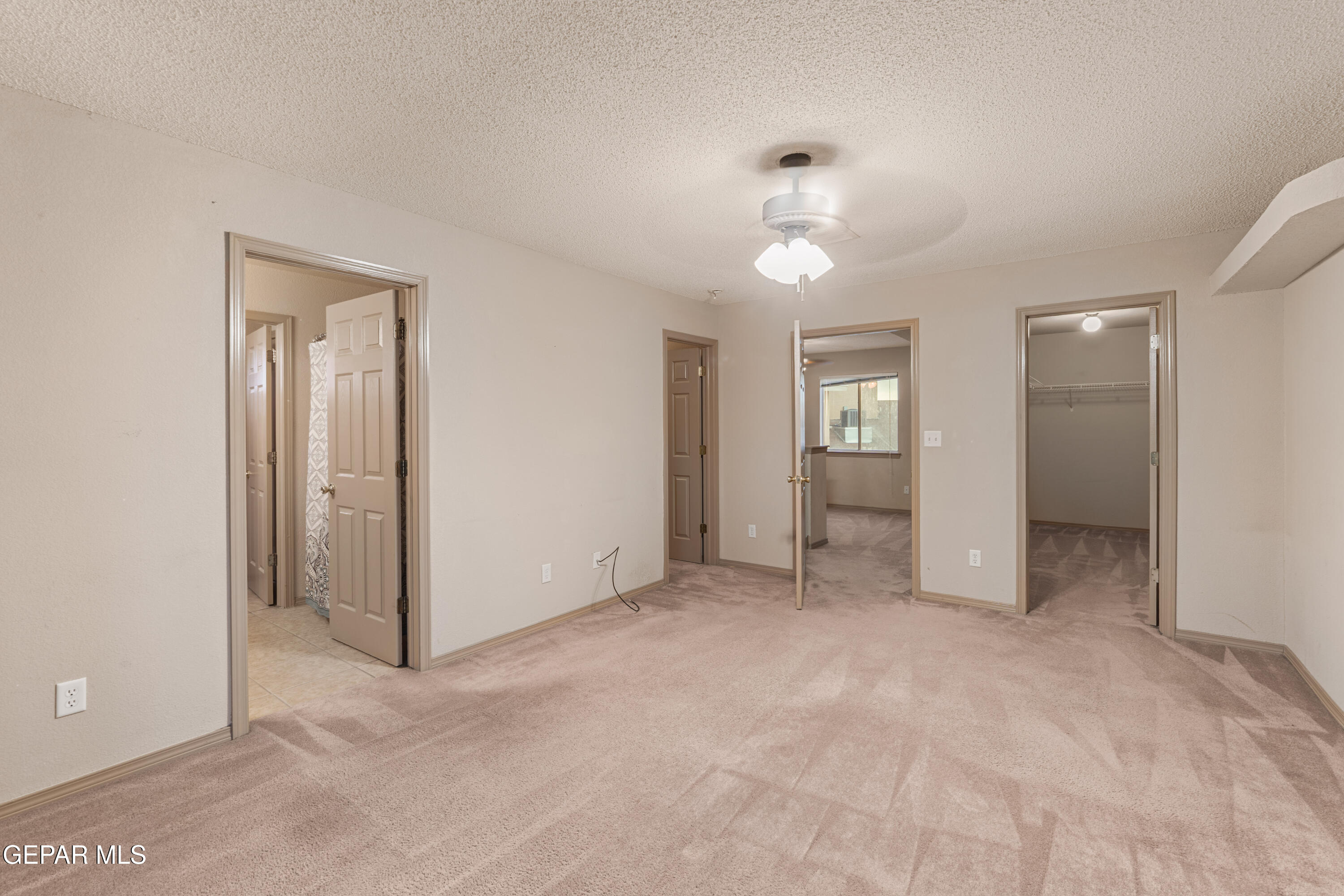 3849 Tierra Roca Place El Paso, TX 79938 - Photo 34 of 44 an empty room with windows and closet