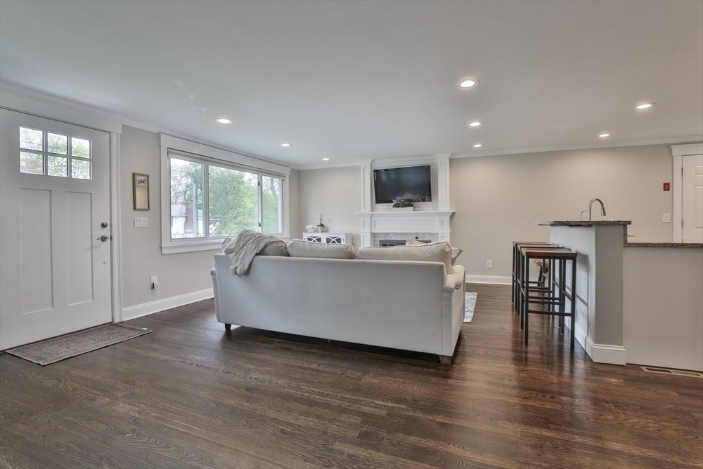 11 Gerry Road Lynnfield, MA 01940 - Photo 5 of 39 Gallery Image 5