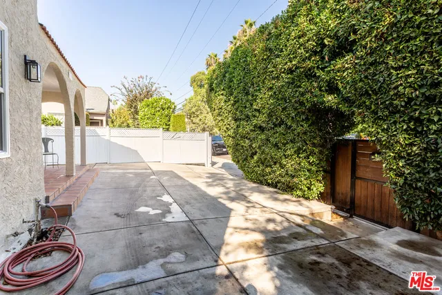 a view of a back yard of the house
