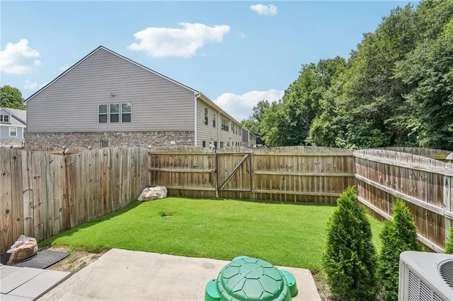 a view of a backyard