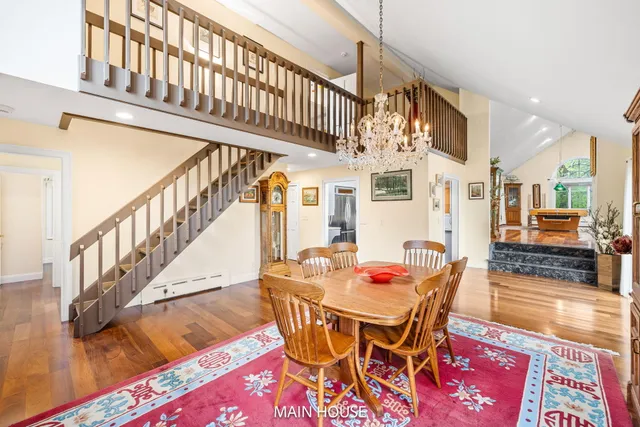 a view of entryway with a garden