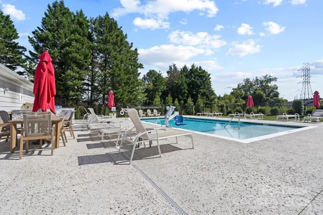 a view of a back yard