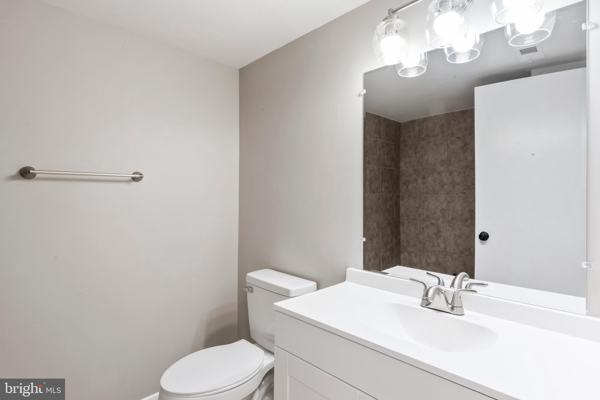 1422 Northgate Square, Unit 12B Reston, VA 20190 - Photo 23 of 36 2nd Full Bath