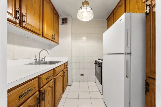 $385,000 | 2121 Shore Parkway, Unit 7L | Gravesend