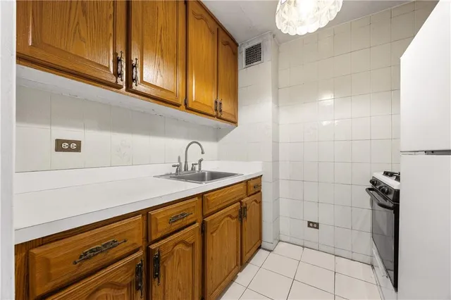 $385,000 | 2121 Shore Parkway, Unit 7L | Gravesend