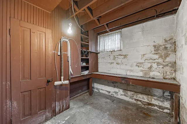 a view of a house with backyard and garden