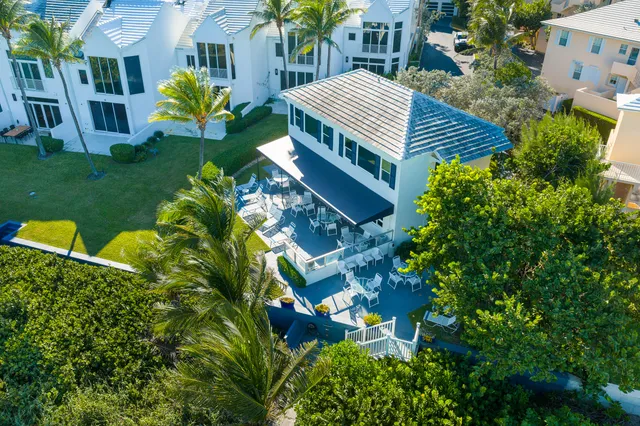 a view of a yard with a house