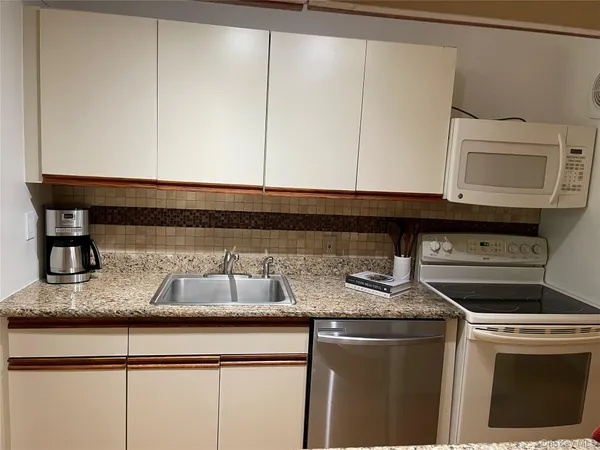 $489,000 | 2355 Pershing Boulevard, Unit 504, Baldwin, NY 11510