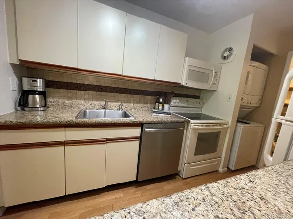 $489,000 | 2355 Pershing Boulevard, Unit 504, Baldwin, NY 11510