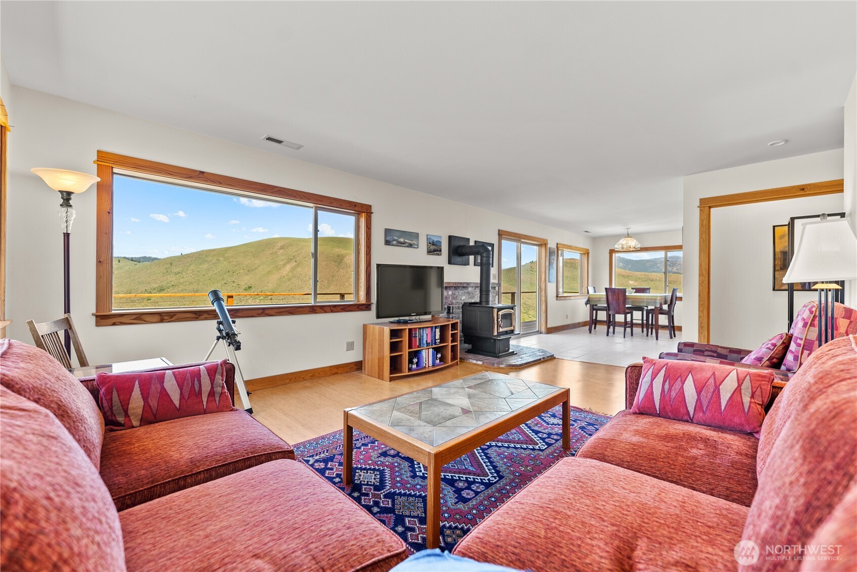 427 Rendezvous Road Winthrop, WA 98862 - Photo 10 of 40 a living room with furniture and a flat screen tv