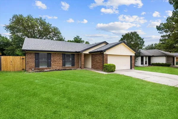 $299,999 | 6403 Minuteman Lane, Arlington, TX 76002