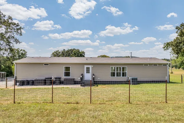 a view of a house with backyard