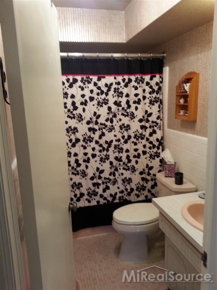 1750 Vernier Road, Unit 16 Grosse Pointe, MI 48236 - Photo 8 of 21 31232892-7.JPG