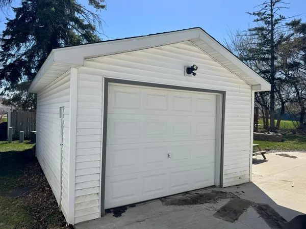$199,900 | 905 Chestnut Avenue, Olivia, MN 56277