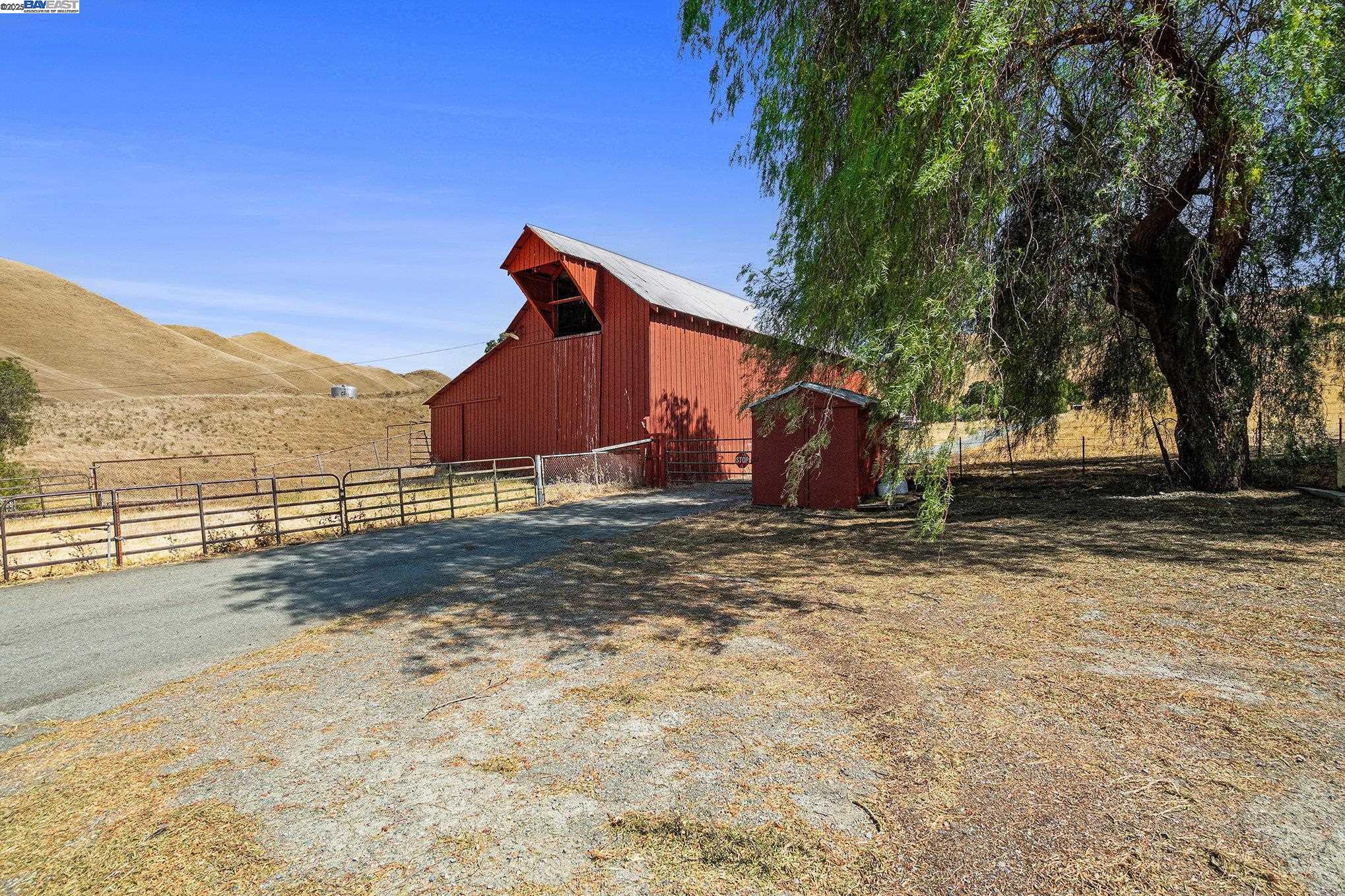 5799 Nortonville Road Pittsburg, CA 94565 - Photo 44 of 59 a view of a backyard of the house