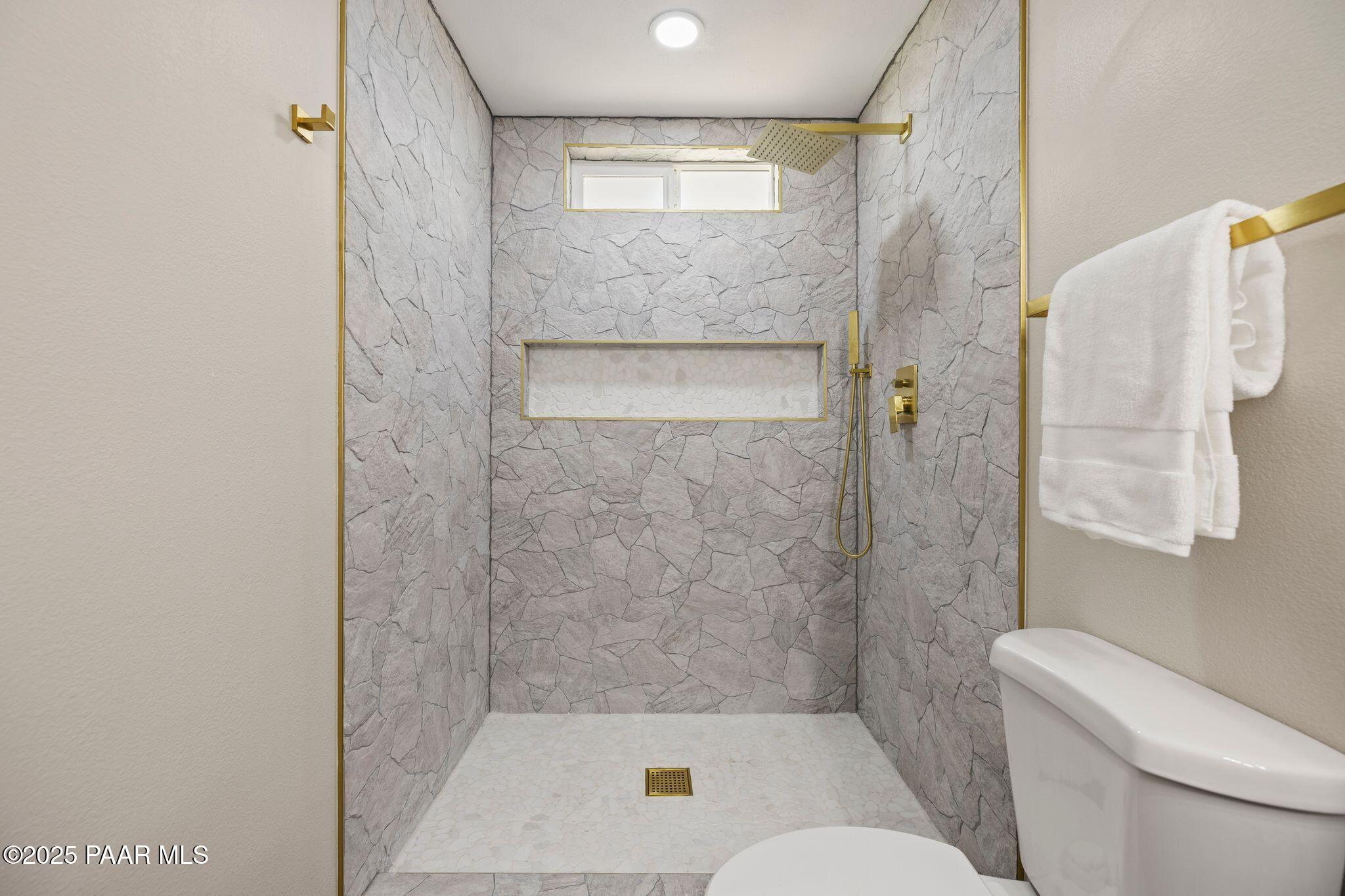 1885 East Perkinsville Road Chino Valley, AZ 86323 - Photo 31 of 54 Guest Bathroom