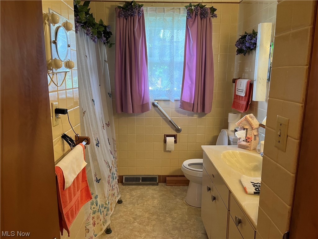170 Patterson Road Weirton, WV 26062 - Photo 11 of 15 view of bathroom