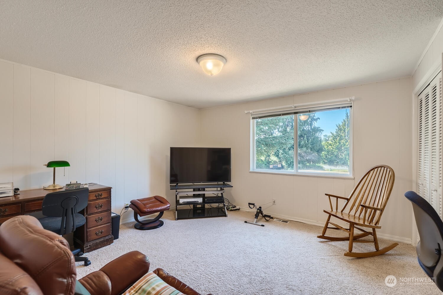 12823 Spanaway Loop Road South Tacoma, WA 98444 - Photo 20 of 38 a livingroom with workspace and a couch