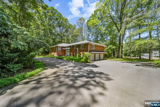 $915,000 | 564 Route 208, Franklin Lakes, NJ 07417
