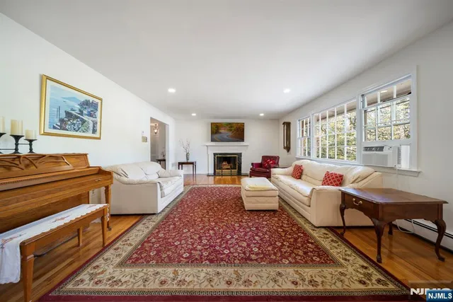 $915,000 | 564 Route 208, Franklin Lakes, NJ 07417