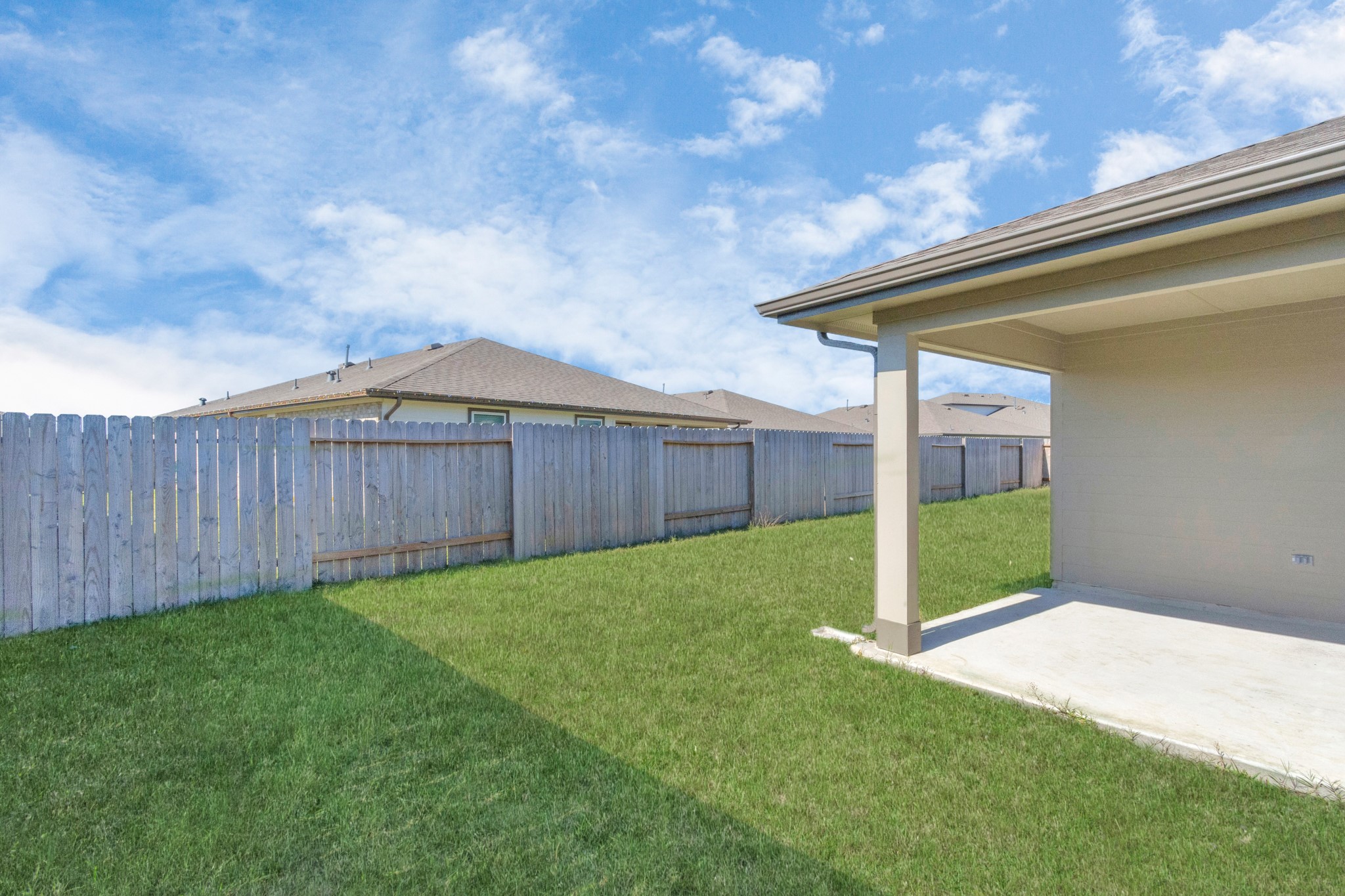 10626 Watershed Drive Rosharon, TX 77583 - Photo 10 of 42 a backyard of a house