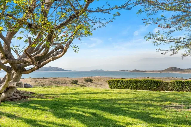 a view of yard with green space