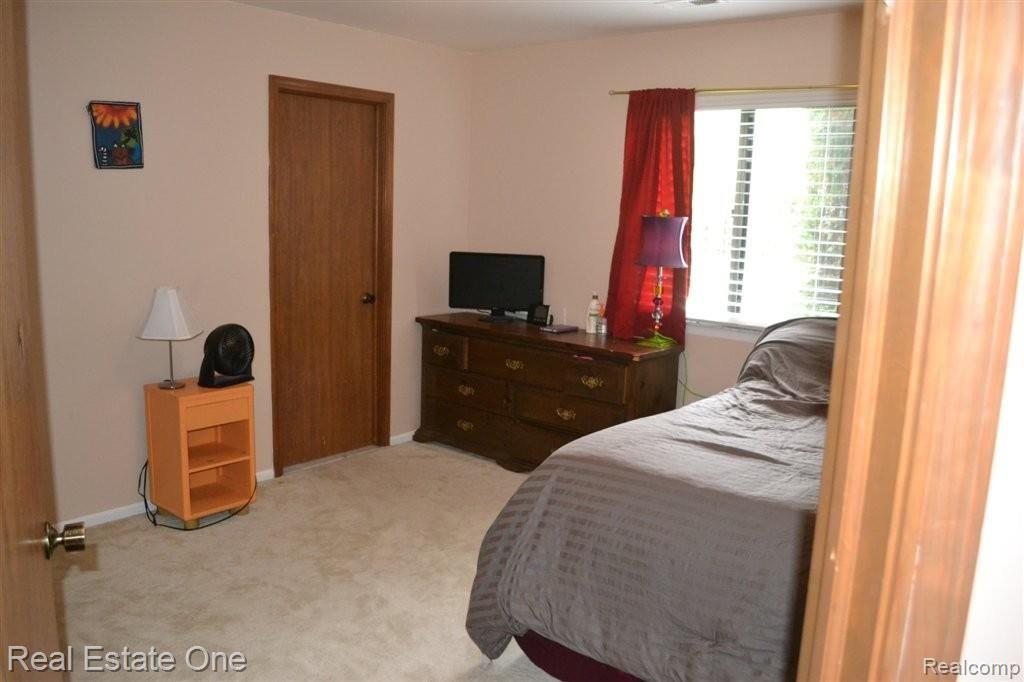 1501 Meadowside Drive, Unit 176 Rochester, MI 48307 - Photo 4 of 10 Master Bedroom