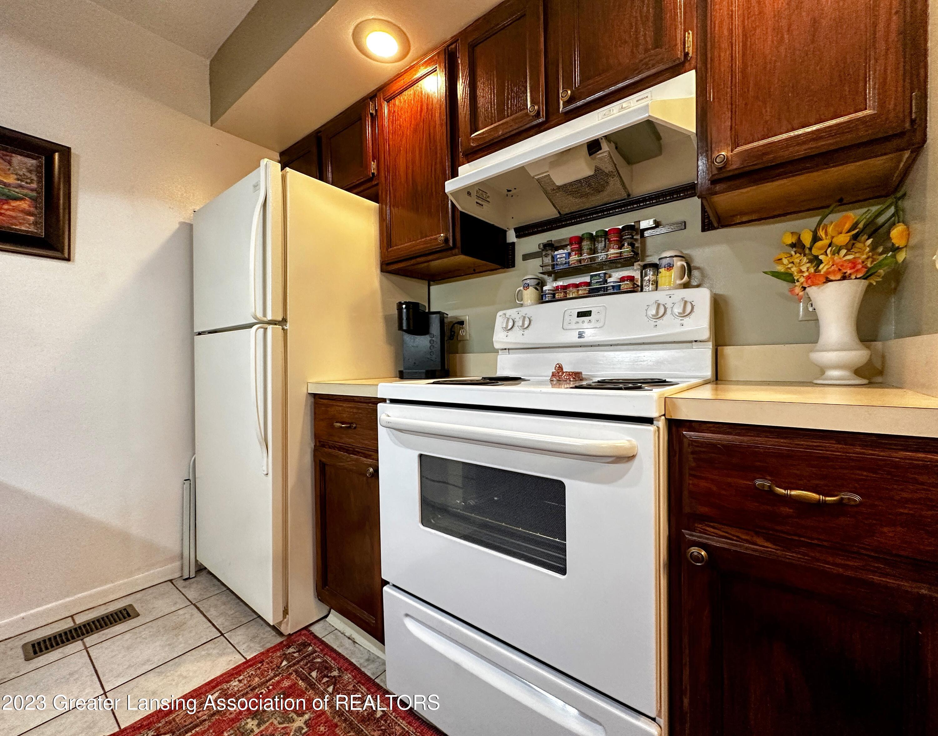 121 East Jolly Road, Unit D3 Lansing, MI 48910 - Photo 11 of 28 121 Jolly D3
