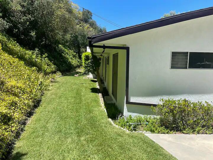 9748 Oak Pass Road Beverly Hills, CA 90210 - Photo 11 of 35 a backyard of a house