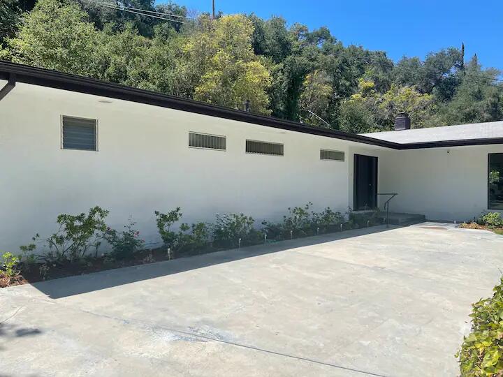 9748 Oak Pass Road Beverly Hills, CA 90210 - Photo 21 of 35 a backyard of a house with lots of green space