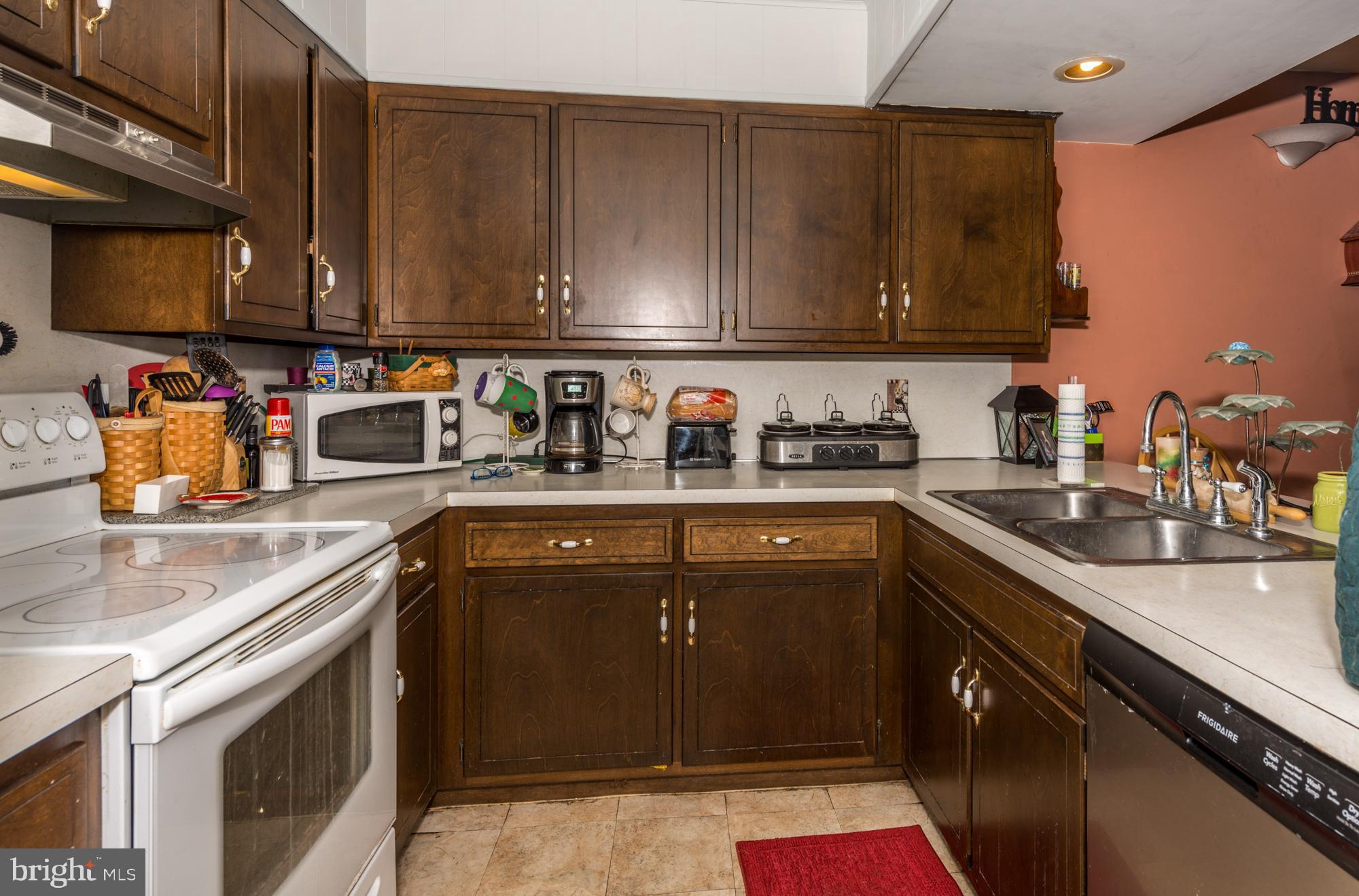 34 Akron Road Ephrata, PA 17522 - Photo 6 of 27 Kitchen