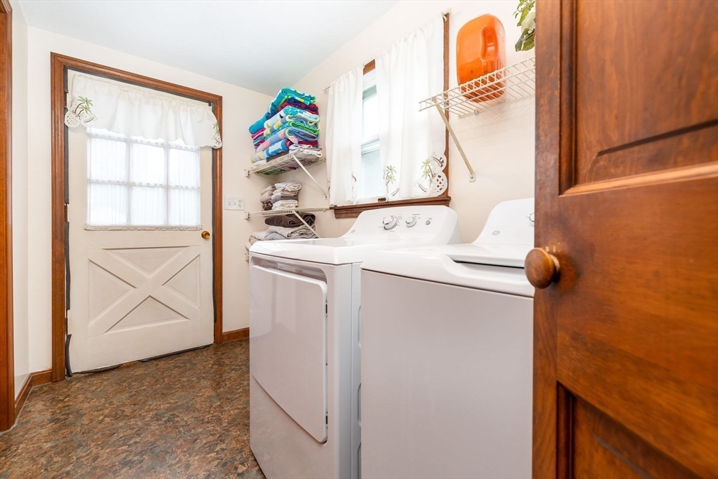 366 Peekskill Avenue Springfield, MA 01129 - Photo 21 of 31 a utility room with dryer and washer