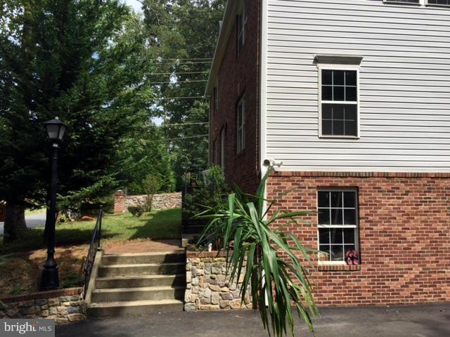 19137 Windsor Road Triangle, VA 22172 - Photo 3 of 11 Exterior (Front)