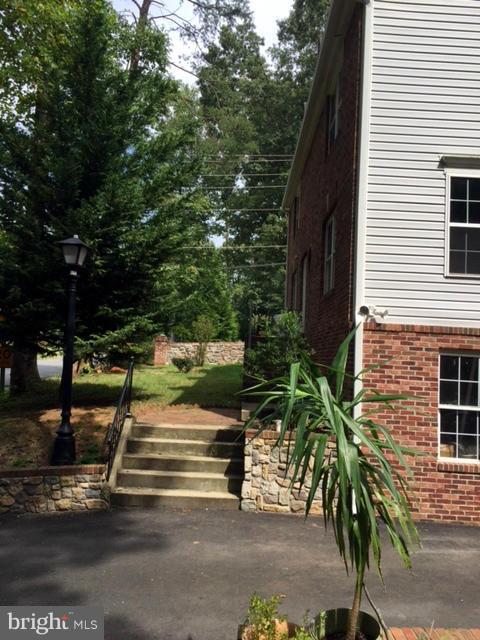 19137 Windsor Road Triangle, VA 22172 - Photo 4 of 11 Exterior (Front)