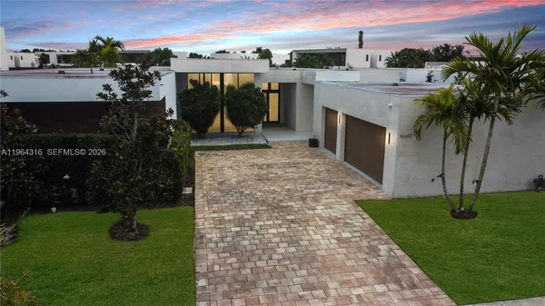 a view of a house with backyard porch and garden