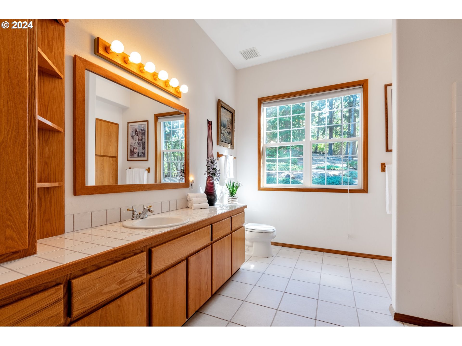 16650 Southwest Pit Road Hillsboro, OR 97123 - Photo 20 of 42 Bathroom
