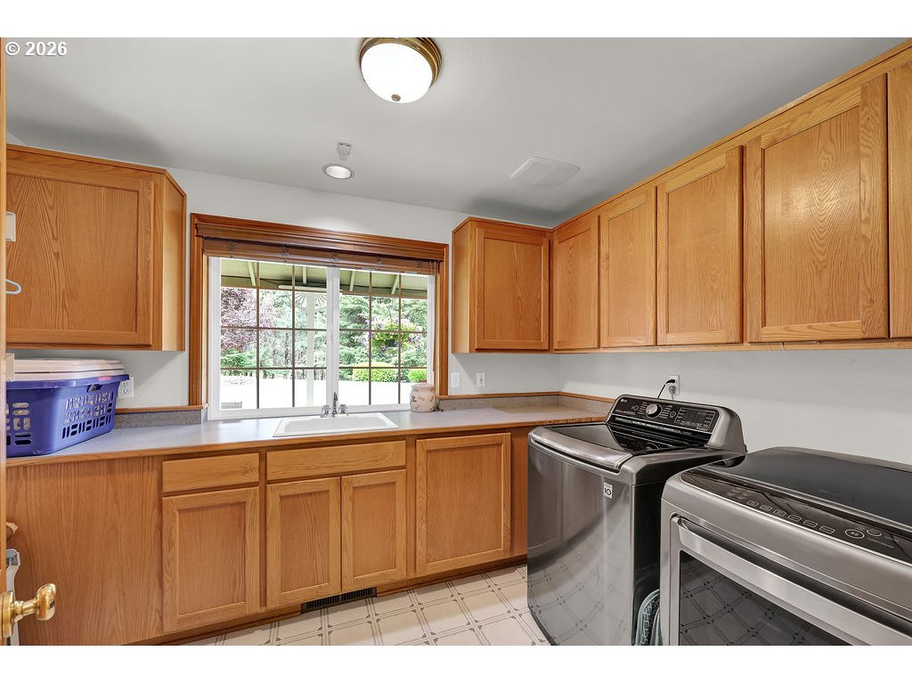 30898 Camas Swale Road Creswell, OR 97426 - Photo 21 of 48 Wet Bar